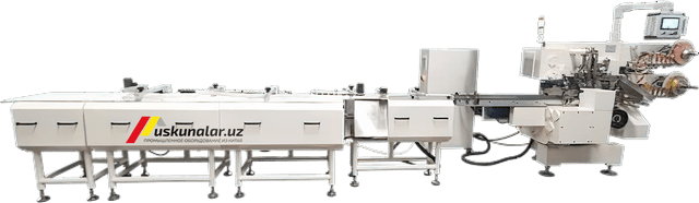 Double twist packaging machine for square chocolate